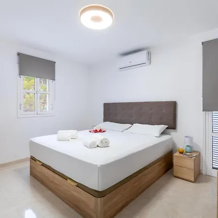 Exclusive Villa Olivia With Private Heated Pool וילה *