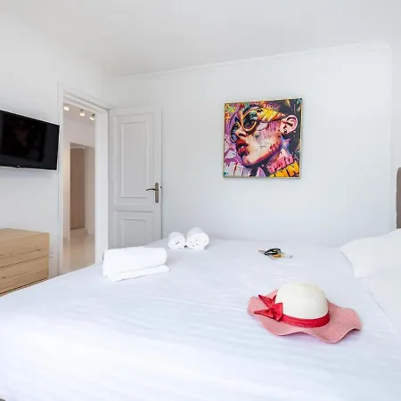 Exclusive Villa Olivia With Private Heated Pool וילה *